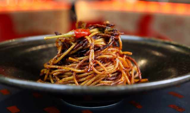 Bari, ecco come  nata la moda degli spaghetti all'assassina: il piatto dimenticato per trent'anni  